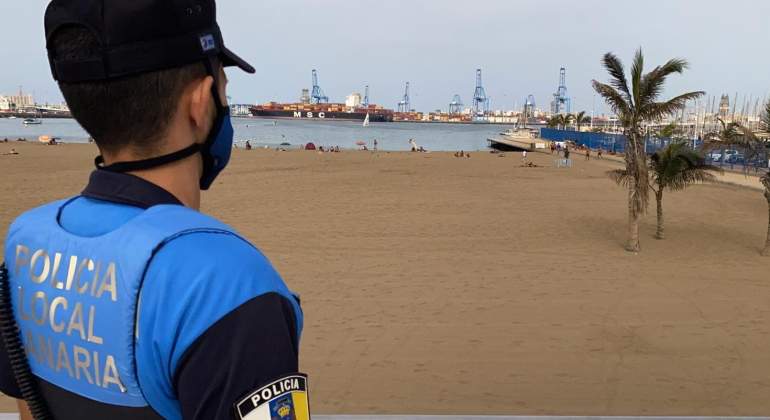 Un polica local vigila una playa en Canarias