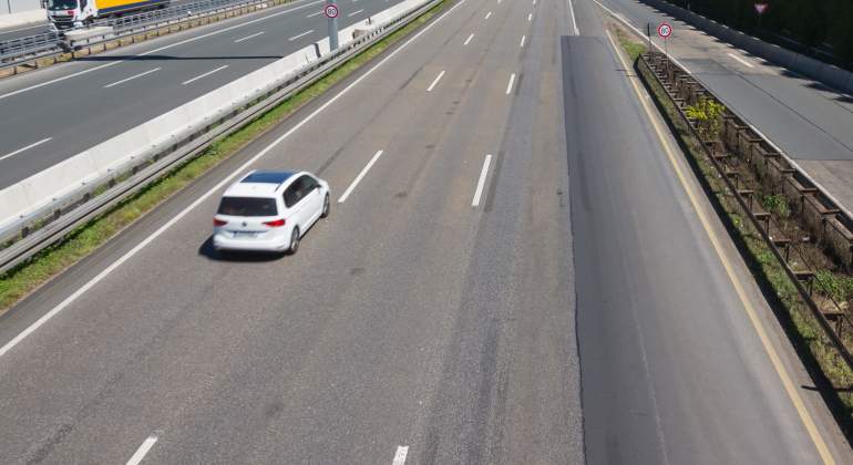 carril-izquierdo-vehiculo-multa-dreamstime.jpg