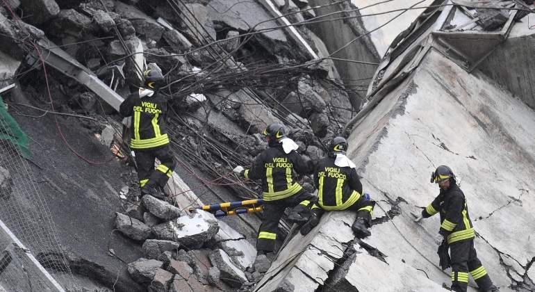 italia-puente-genova-rescate-efe.jpg