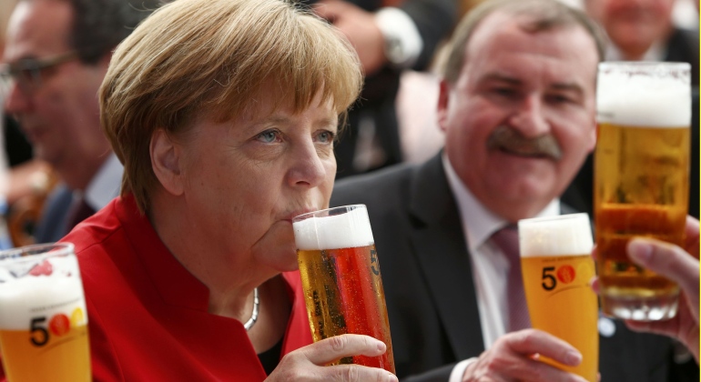 angela-merkel-cerveza-22abril2016-reuters.jpg