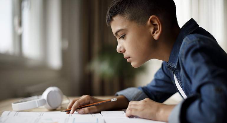 Nino-deberes-estudiar-iStock.jpg