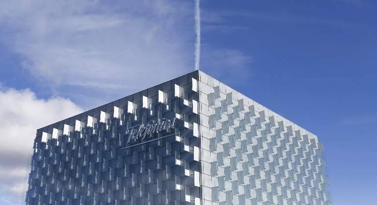 telefonica-sede-madrid-cielo-logo-reuters-770x420.jpg