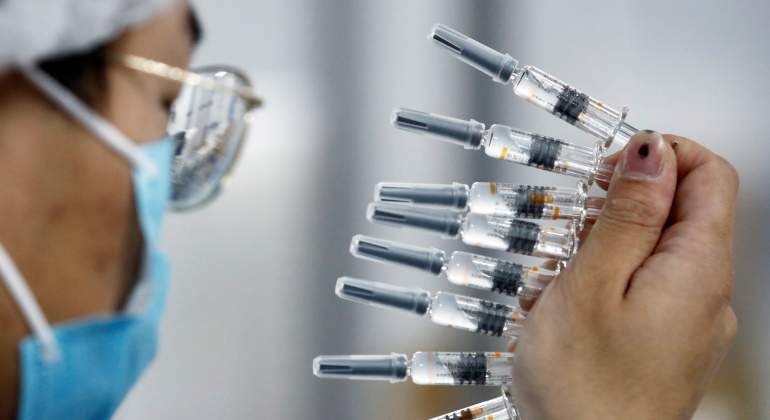 trabajador-fabricante-vacunas-reuters.jpg