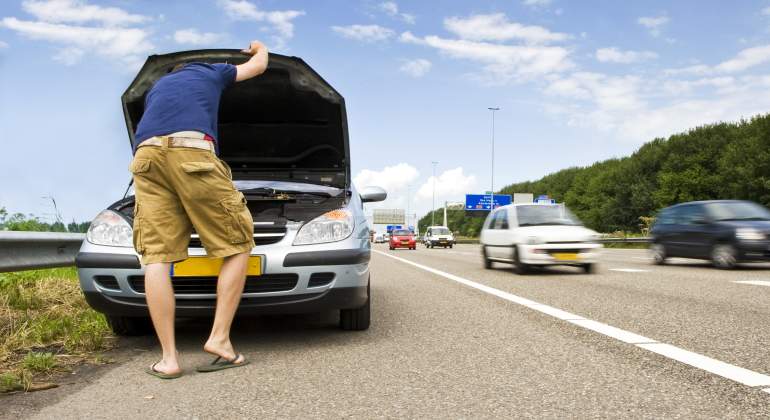 chanclas-averia-coche-verano-dreamstime.jpg