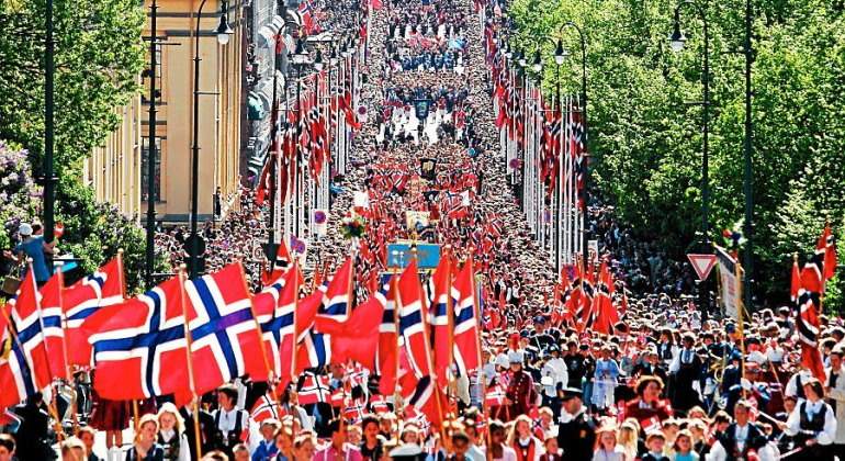 Manifestacin con banderas de Noruega