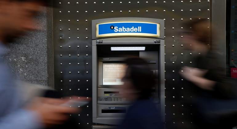 sabadell-cajero-personas-movimiento-reuters.jpg