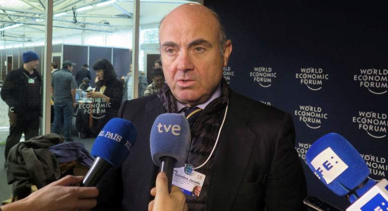 guindos-davos-2018-efe.jpg
