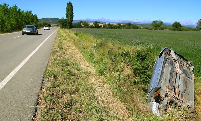 accidente-coche-ayuda-trafico-dreamstime.jpg