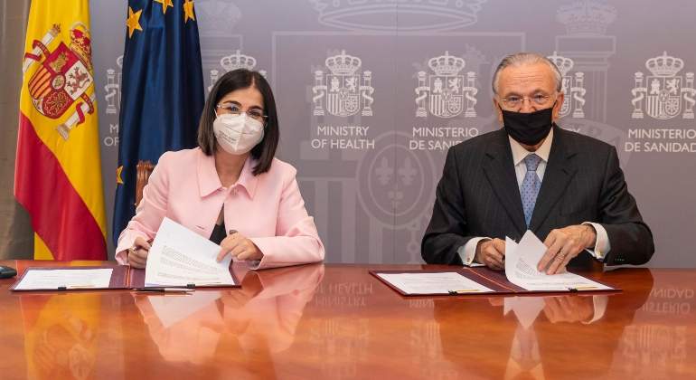 Firma-Carolina-Darias-Isidro-Faine-Ministerio-Sanidad-Fundacion-La-Caixa-2.jpg