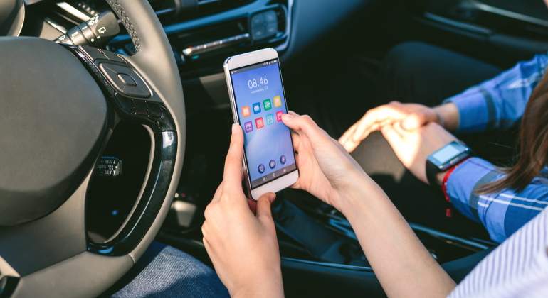 movil-coche-multa-dgt-dreamstime.jpg