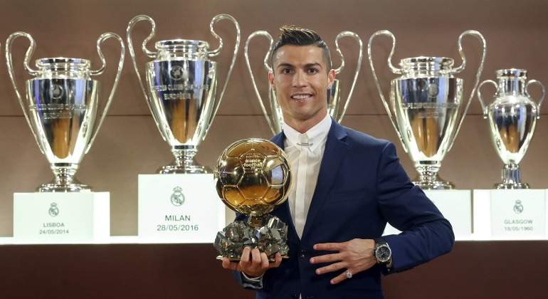 CR7-posa-Balon-oro-2016-champions-efe.jpg