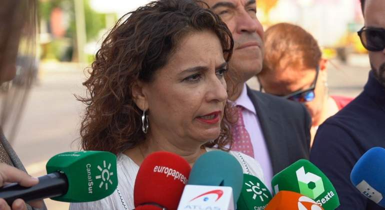 montero-maria-jesus-microfonos.jpg