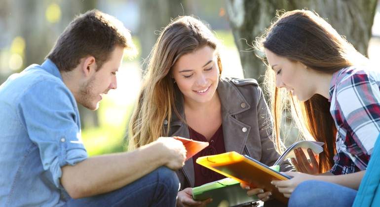estudiantes-de-lectura-en-grupo.jpg