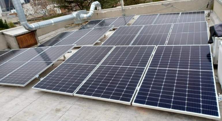Placas-solares-en-Azulinas-Hastings-School-1.jpg