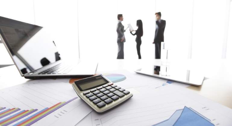 personas-calculadora-papeles-color-dreamstime.jpg