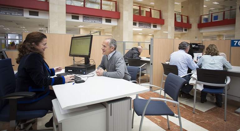 770-x-420-funcinaria-atendiendo-a-un-funcionario-N-Martin.jpg