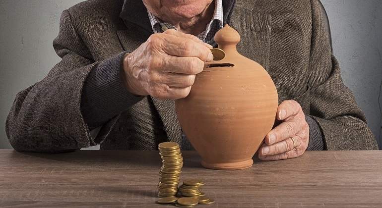 abuelo-ahorro-pension-botijo-dreamstime.jpg