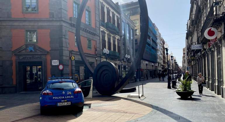 Un coche de polica en una calle turstica de Canarias
