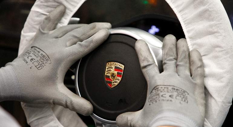 porsche-logo-reuters.jpg