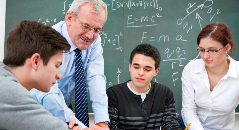 profesor-alumnos-dreamstime.jpg
