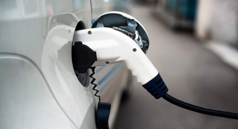 coche-electrico-dreamstime-04.jpg