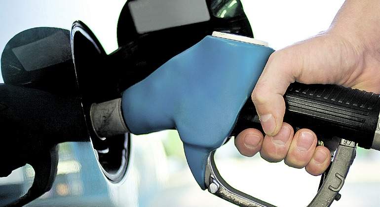 gasolina-mano-gasolinera-770.jpg