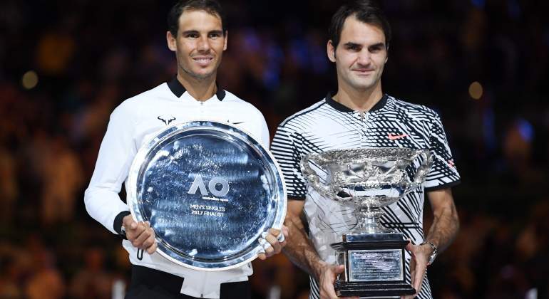 Rafael Nadal y Roger Federer tras la final del Abierto de Australia de 2017
