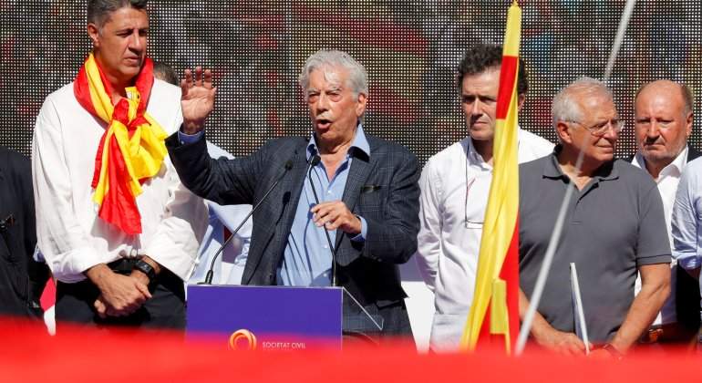 vargas-llosa-manifestacion-barcelona-reuters.jpg