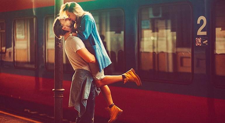 Pareja-besandose-iStock.jpg