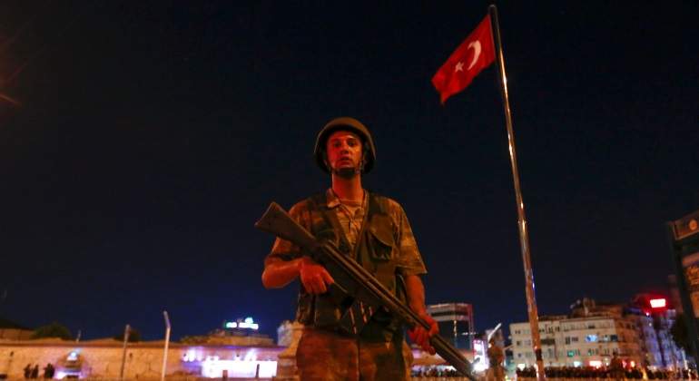 militar-bandera-golpe-estado-turquia-reuters.jpg