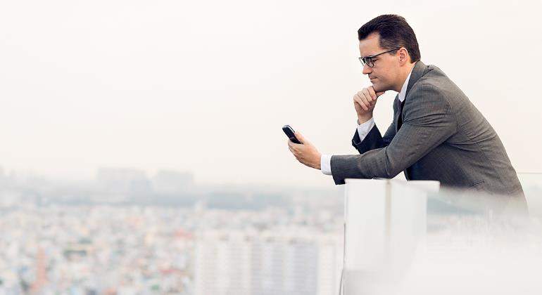 movil-directivo-770-istock.jpg
