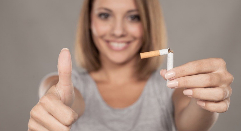 cigarro-rojo-mujer.jpg