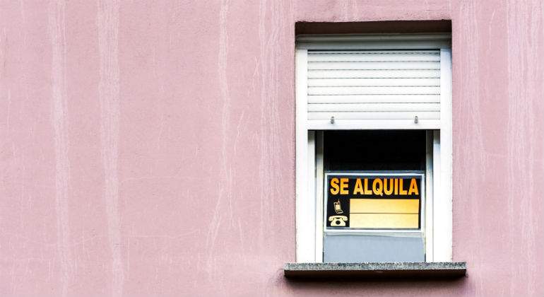 alquila-ventana-pared-lisa.jpg