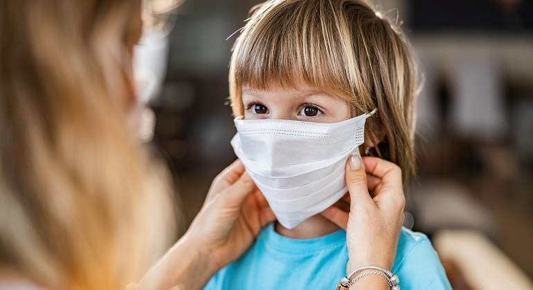Mujer-colocandole-mascarilla-a-un-ninos-iStock.jpg
