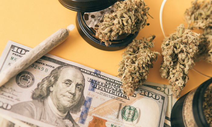 marihuana-dinero-dreamstime.png