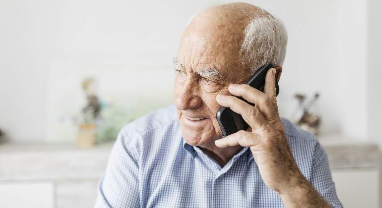 anciano-movil-getty-770x420.jpg