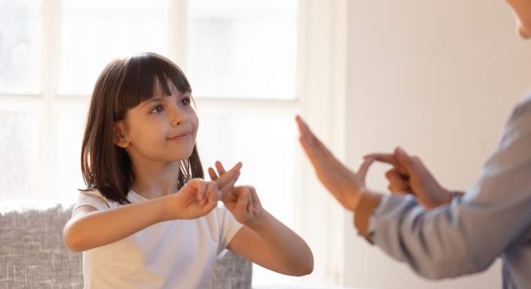 Una nia se comunica con su madre mediante lengua de signos