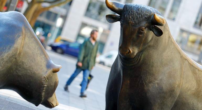 oso-toro-hombre-pasea-reuters.jpg