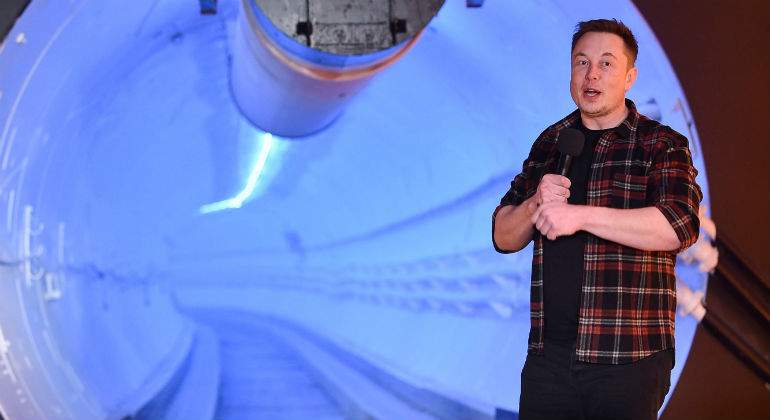 musk-microfono-tunel.jpg