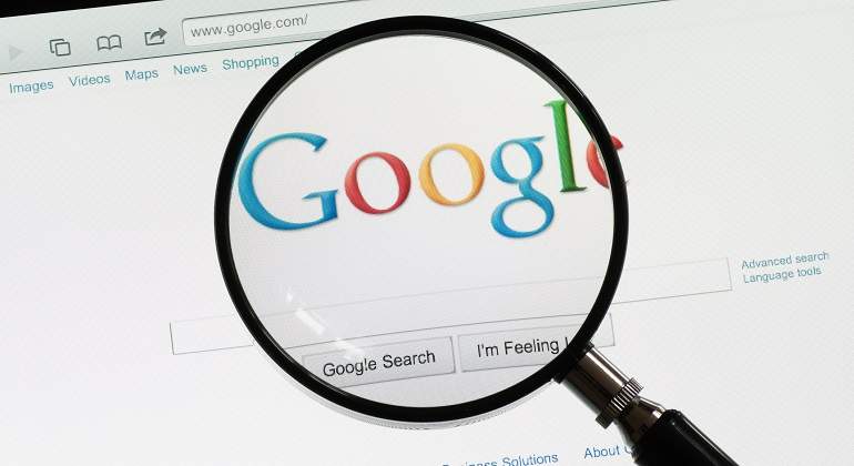 Lupa-sobre-la-pagina-principal-de-Google-iStock.jpg