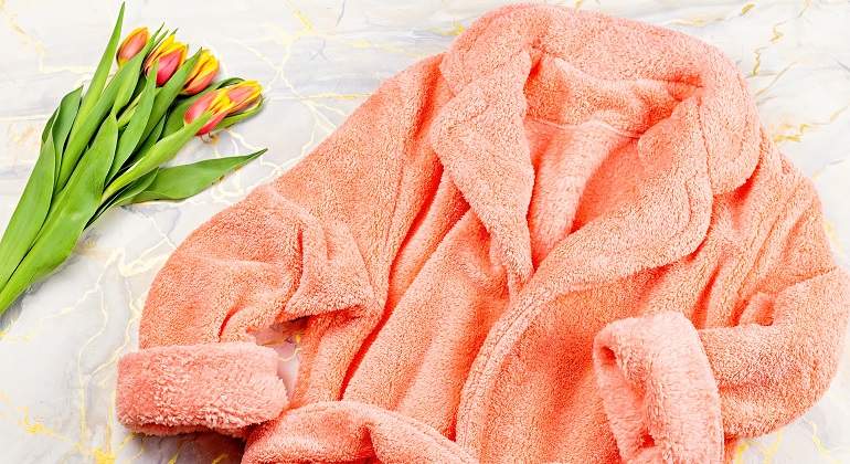 Una-bata-de-color-salmon-sobre-una-cama-iStock.jpg