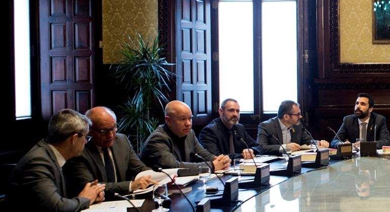 mesa-parlament-3abr18-efe.jpg