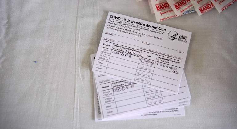 cartilla-vacunacion-vacunas-eeuu-reuters-770x420.jpg