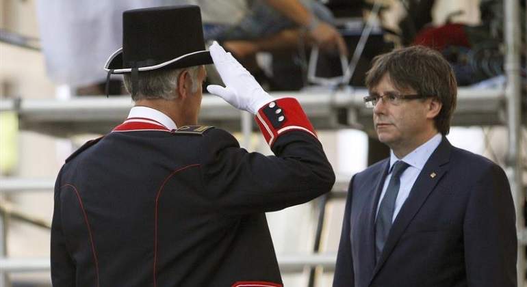 puigdemont-saludo-diada-efe.jpg