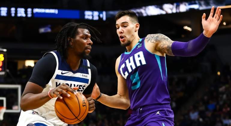 willy-hernangomez-hornets-wolves-2020-getty.jpg
