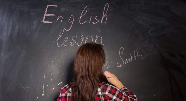 La profesora de ingls escribe en la pizarra