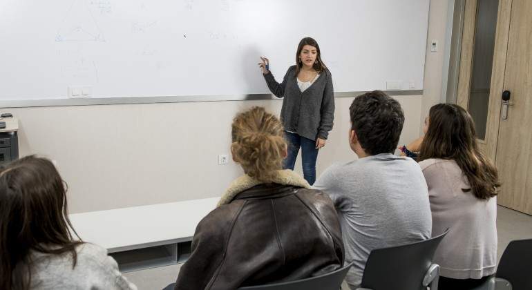 dando-clase-a-estudiantes.jpg