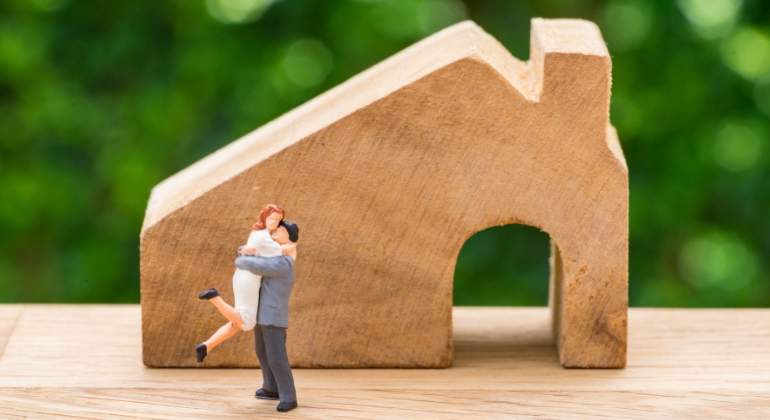 casa-madera-pareja-feliz-dreamstime.jpg