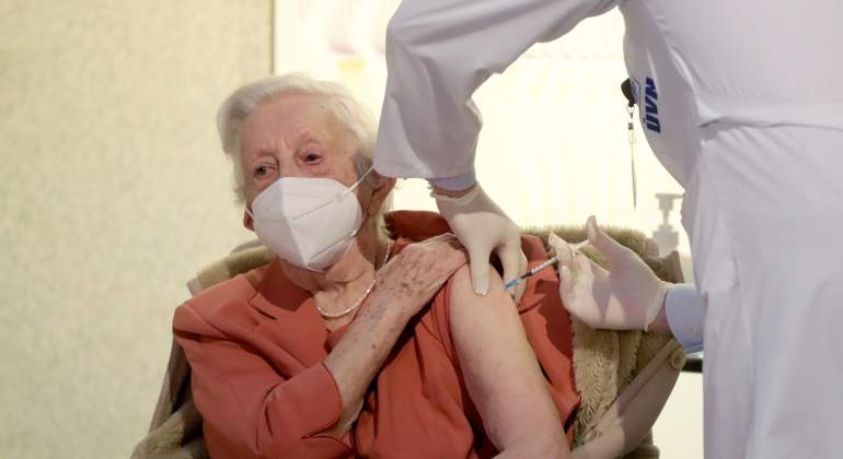vacunacion-covid-anciana-reuters.jpg