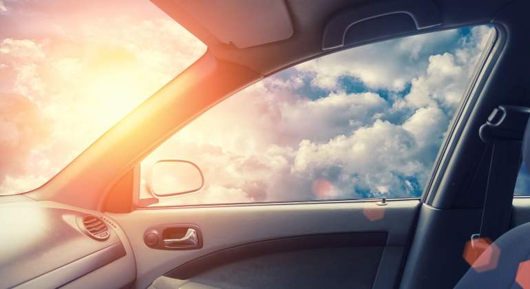 coche-volador-cielo-dreamstime.jpg